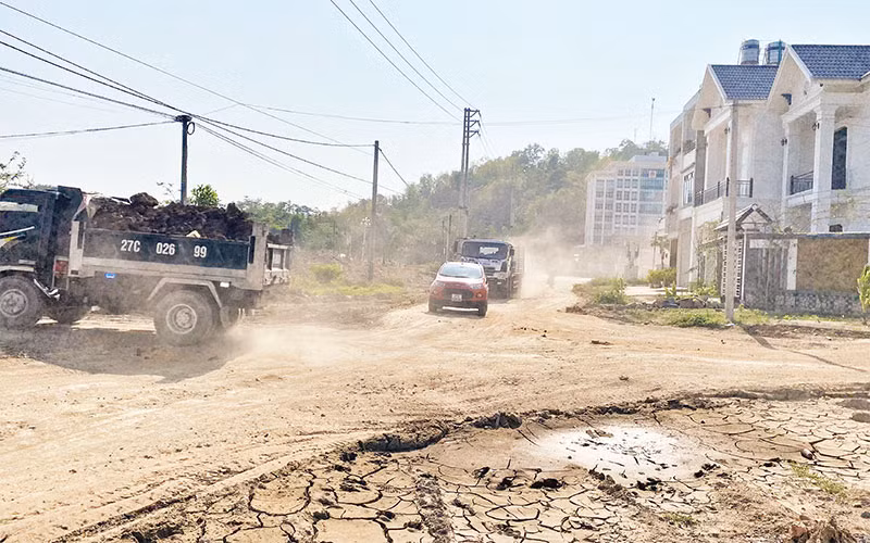 Ðường Bệnh viện-Tà Lèng đoạn trước Cục Thuế tỉnh qua bản Phiêng Bua bị xuống cấp trầm trọng. 