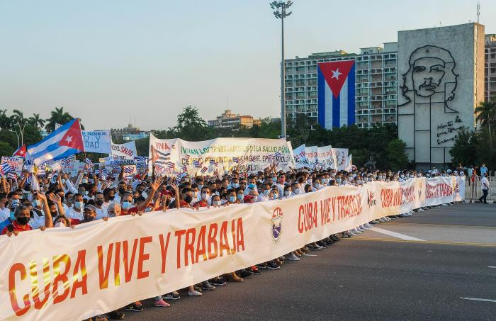 Người dân tham gia tuần hành ở thủ đô La Habana. (Ảnh: Granma) Hàng triệu người dân Cuba tuần hành kỷ niệm Ngày Quốc tế Lao động -0