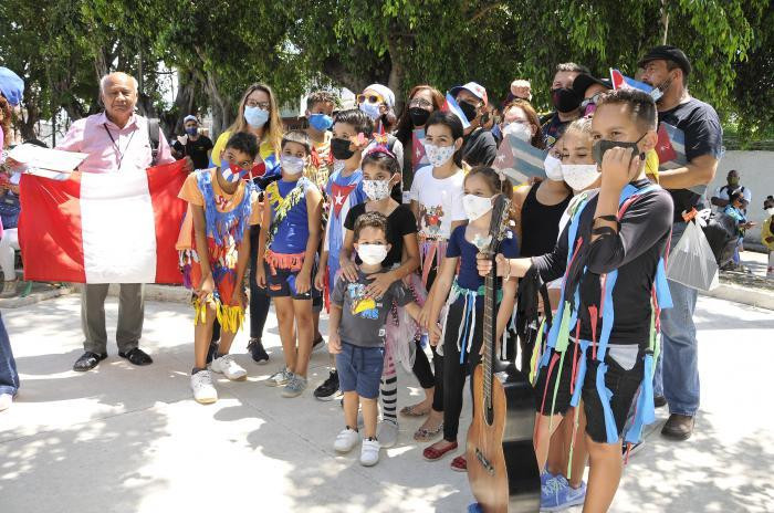 Đại diện đại biểu nước ngoài thể hiện tình đoàn kết với nhân dân Cuba. (Ảnh: Granma) Hàng triệu người dân Cuba tuần hành kỷ niệm Ngày Quốc tế Lao động -0