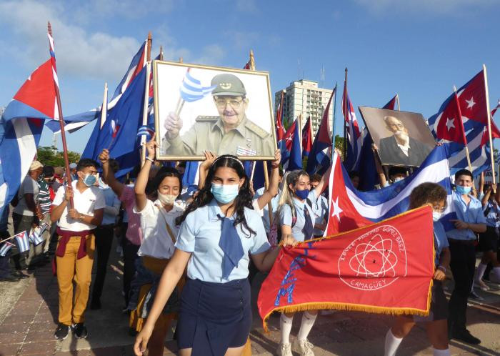 Các em học sinh tham gia diễu hành ở Camagüey. (Ảnh: Granma) Hàng triệu người dân Cuba tuần hành kỷ niệm Ngày Quốc tế Lao động -0