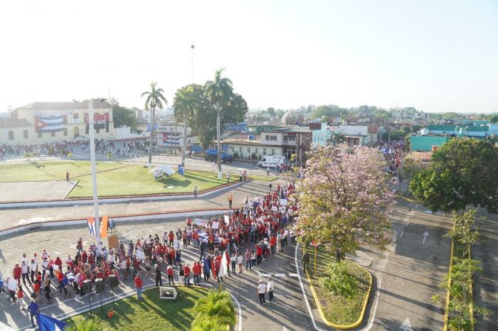 Người dân Cuba tham gia tuần hành ở Sancti Spíritus. (Ảnh: Granma) Hàng triệu người dân Cuba tuần hành kỷ niệm Ngày Quốc tế Lao động -0