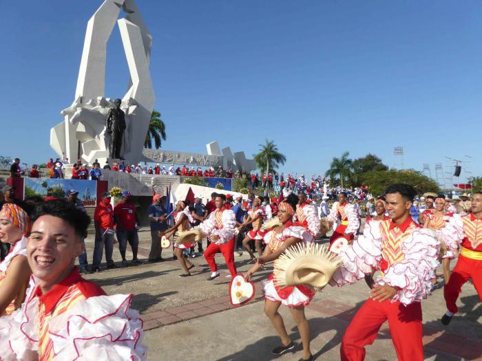 Biểu diễn nghệ thuật đường phố trong cuộc tuần hành ở Camagüey. (Ảnh: Granma) Hàng triệu người dân Cuba tuần hành kỷ niệm Ngày Quốc tế Lao động -0