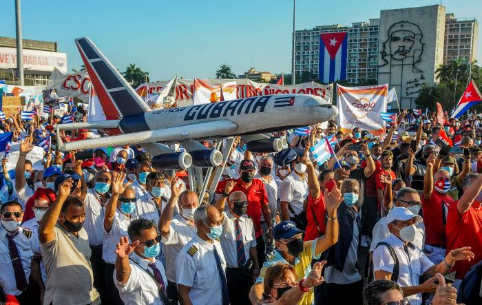 Đại diện các ngành nghề, hội đoàn ở Cuba tham gia cuộc tuần hành thể hiện tinh thần 1/5 bất diệt. (Ảnh: Granma) Hàng triệu người dân Cuba tuần hành kỷ niệm Ngày Quốc tế Lao động -0