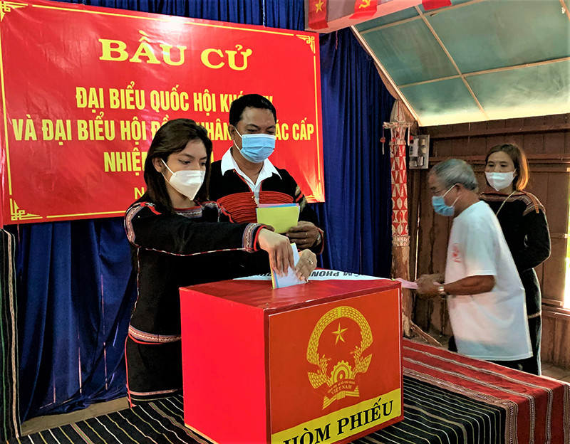 Các cử tri bỏ phiếu thực hiện quyền công dân của mình bầu cử đại biểu Quốc hội khóa XV và đại biểu HĐND các cấp nhiệm kỳ 2021-2026. Đồng bào các dân tộc Đắk Lắk nô nức trong Ngày hội non sông -0