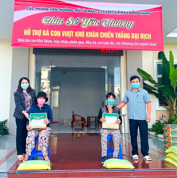 Lãnh đạo phường 1 (TP Cà Mau) trao gạo và thực phẩm, vận động từ đơn vị tài trợ, cho người dân nghèo. Cùng Báo Nhân Dân lan tỏa yêu thương trong đại dịch -0