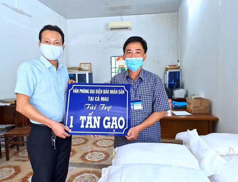 Đại diện Báo Nhân dân tại Cà Mau trao hỗ trợ gạo bước đầu từ đơn vị đồng hành cho MTTQ thị trấn Đầm Dơi.