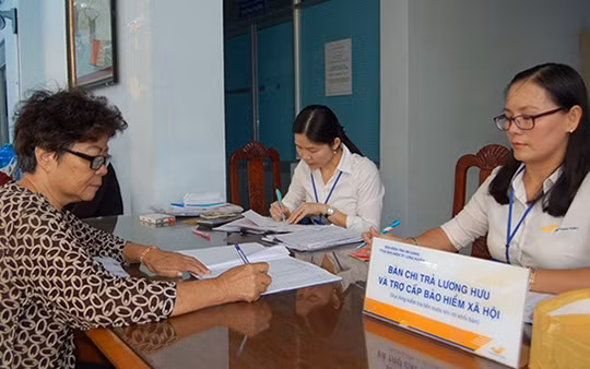 Chi trả lương hưu qua bưu điện (Ảnh minh họa: VNPost).