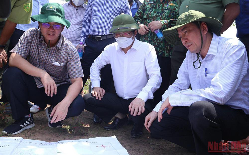 Lãnh đạo tỉnh Đắk Lắk kiểm tra vị trí rừng bị phá trên bản đồ. Bí thư Tỉnh ủy Đắk Lắk kiểm tra công tác điều tra vụ phá rừng quy mô lớn ở huyện Ea Súp -0