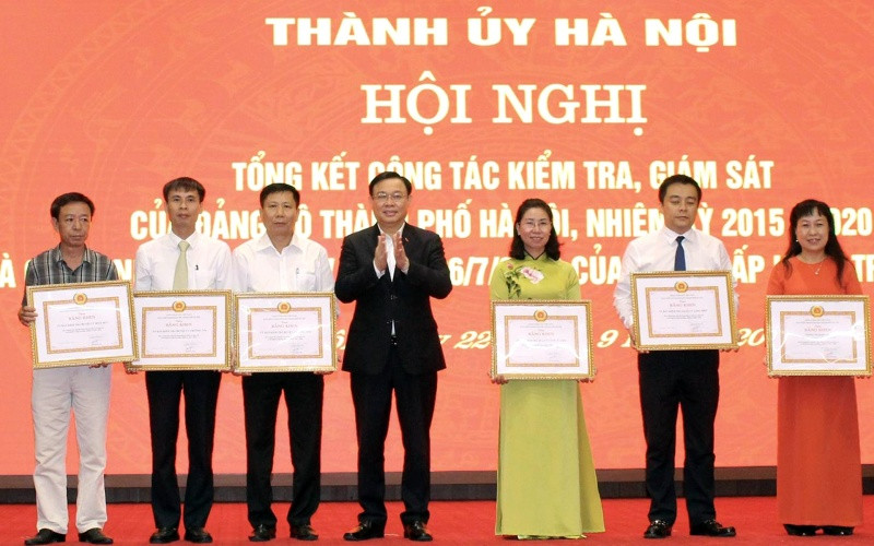 Đồng chí Vương Đình Huệ, Ủy viên Bộ Chính trị, Bí thư Thành ủy trao Bằng khen của Ban Thường vụ Thành ủy cho các tập thể có thành tích xuất sắc.