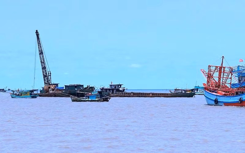 Đơn vị thi công dung cơ giới nạo vét, khơi thông luồng tuyến ở cửa biển Khánh Hội.