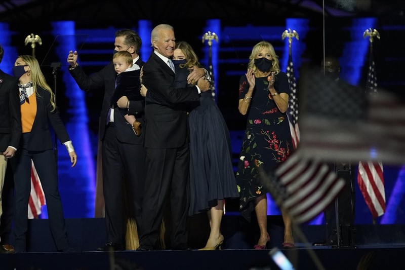 Gia đình của ứng cử viên Biden chúc mừng ông sau khi ông kết thúc bài phát biểu tại bang Delaware, ngày 7-11. (Ảnh: Reuters) Cuộc bám đuổi gay cấn trong năm ngày bầu cử tại Mỹ -0