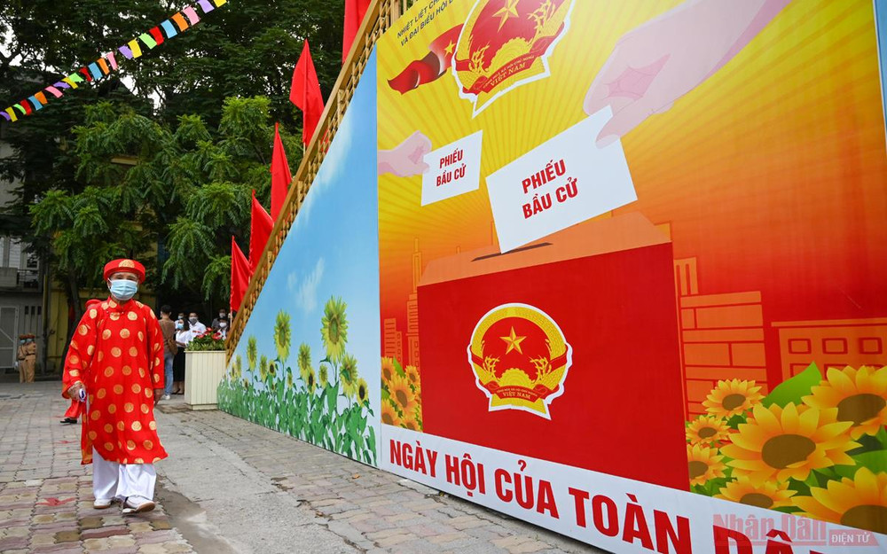 Cử tri Nguyễn Gia Thể (91 tuổi) đến từ sớm tham dự ngày hội bầu cử tại khu vực bỏ phiếu số 17, phường Định Công, quận Hoàng Mai (Hà Nội). Ảnh: Duy Linh Người dân Thủ đô trong “Ngày hội non sông” -1