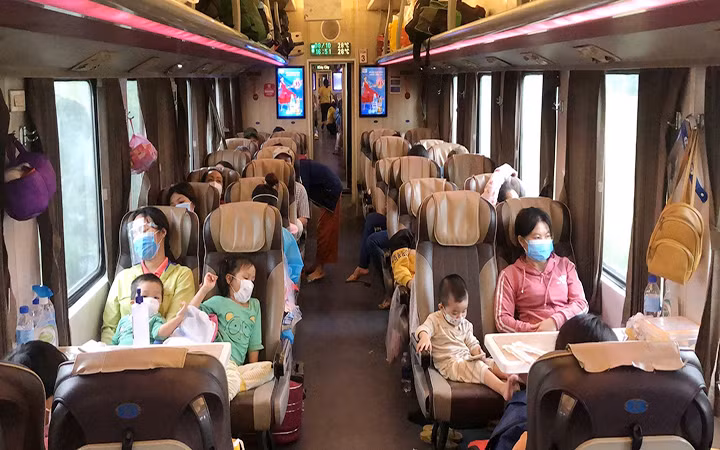 Hành khách đi tàu hỏa.