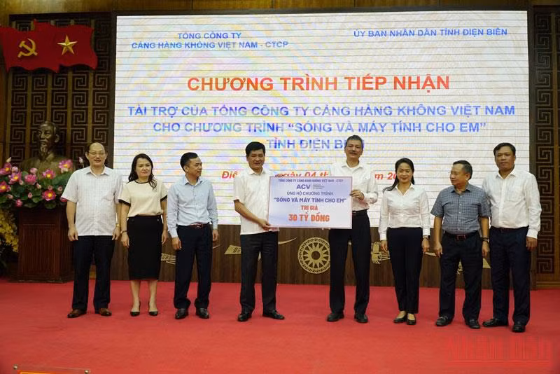 Ông Lại Xuân Thanh, Bí thư Đảng ủy, Chủ tịch Hội đồng quản trị ACV trao kinh phí hỗ trợ cho tỉnh Điện Biên.