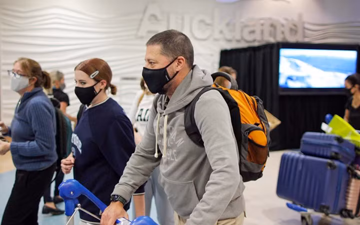 Khách du lịch đến sân bay Aukland của New Zealand. (Ảnh TÂN HOA XÃ)