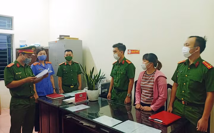 Cao Thị Hoài, đối tượng lừa đảo thông qua hoạt động từ thiện tại Cơ quan điều tra. (Ảnh CÔNG AN TỈNH NAM ĐỊNH)