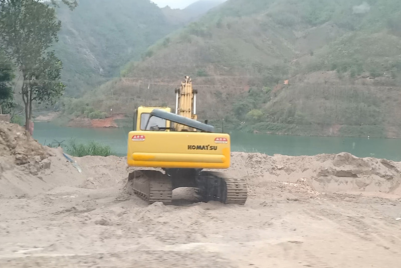 Một bãi tập kết cát ngay sát Quốc lộ 37 gần cầu Tạ Khoa. Xử lý nghiêm tình trạng khai thác cát trái phép ở Sơn La -0