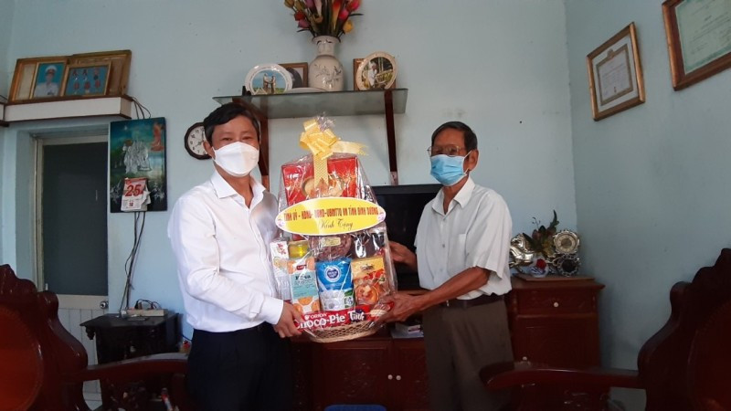 Chủ tịch UBND tỉnh Bình Dương Võ Văn Minh (bên trái) tặng quà cho gia đình chính sách. Lãnh đạo tỉnh Bình Dương viếng nghĩa trang liệt sĩ và tặng quà gia đình chính sách -0