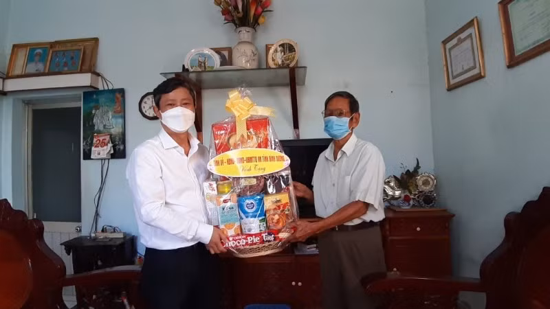 Lãnh đạo tỉnh Bình Dương viếng nghĩa trang liệt sĩ và tặng quà gia đình chính sách -0