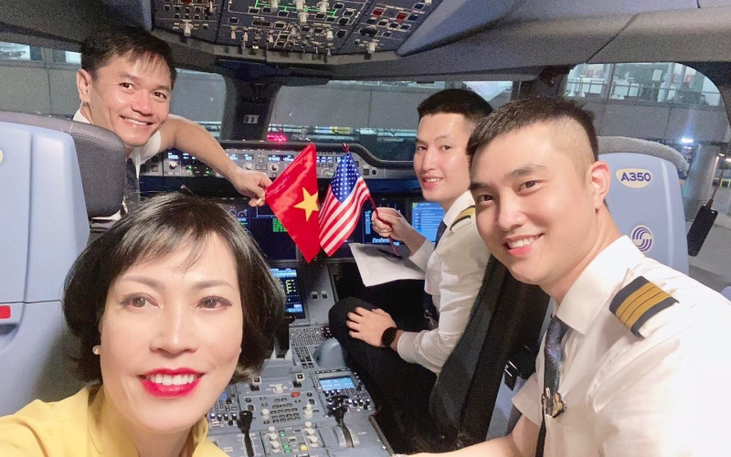 Tổ bay A350 (Đoàn bay 919, Vietnam Airlines). (Ảnh: Hãng hàng không Vietnam Airlines cung cấp) Xuân về dưới cánh bay -0