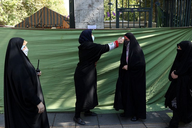 Đo thân nhiệt của người đến cầu nguyện tại Tehran, Iran, ngày 22/10/2021. (Ảnh: WANA/REUTERS) Chương trình COVAX đạt mốc phân phối 1 tỷ liều vaccine ngừa Covid-19 -0