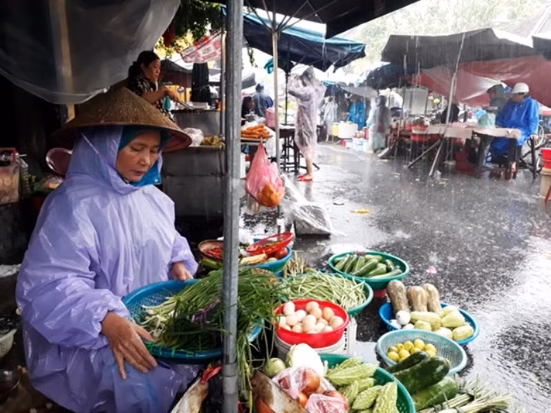 Chợ Hội An ngập nặng, phố cổ đối mặt với lũ dâng cao -0
