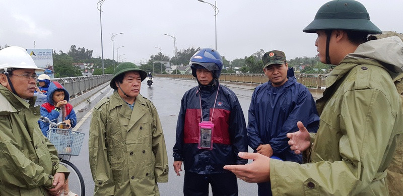 Phó Chủ tịch UBND tỉnh Quảng Ngãi Võ Phiên (thứ hai từ trái sang), kiểm tra công tác phòng, chống bão số 6 tại huyện Bình Sơn. Nhiều tàu cá của ngư dân Quảng Ngãi bị nạn trên biển -0