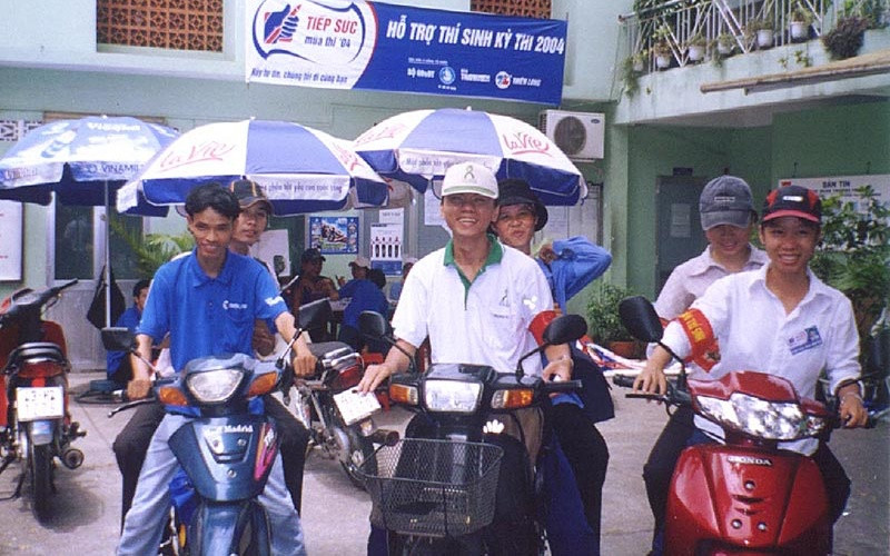 Một trong những đội hình hỗ trợ thí sinh di chuyển miễn phí đầu tiên của “Tiếp sức mùa thi”. Chưa có thiết bị di động thông minh, các “tài xế” trẻ thường phải mang theo bản đồ. 2_3-1622801422076.jpg