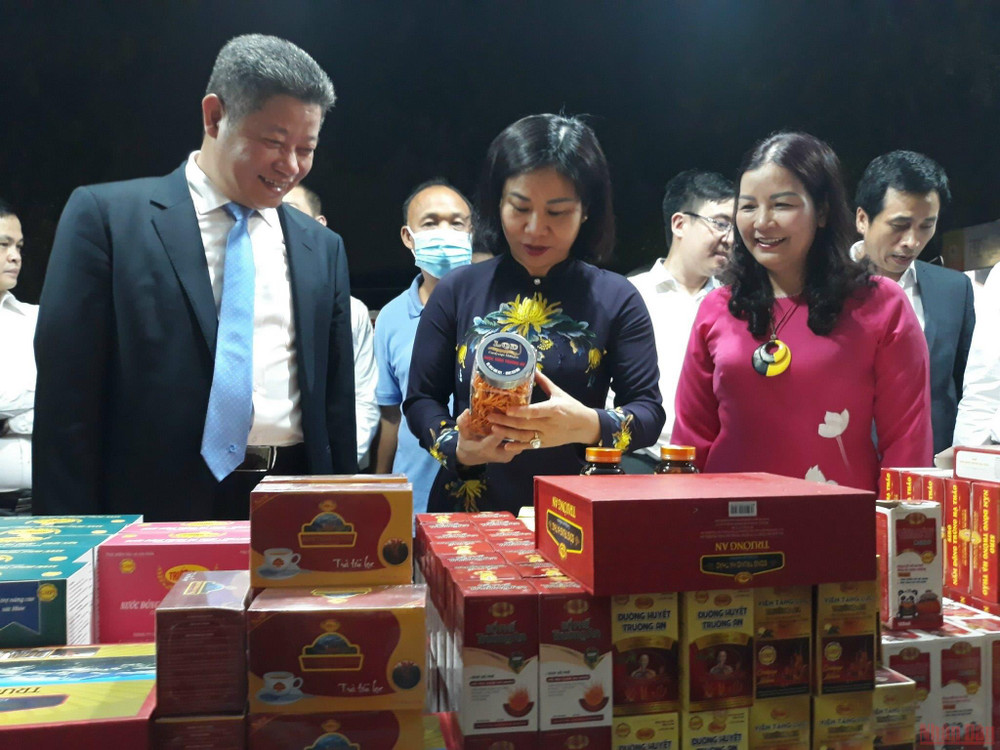 Các đại biểu ấn nút khai mạc Chương trình Khuyến mại tập trung TP Hà Nội năm 2022.