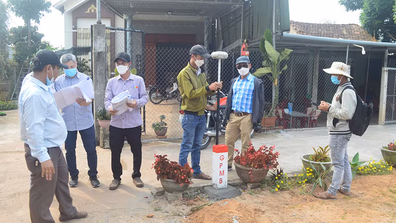 Ban Quản lý dự án 2 bàn giao cột mốc giới giải phóng mặt bằng dự án thành phần cao tốc Quảng Ngãi-Hoài Nhơn cho huyện Tư Nghĩa. 