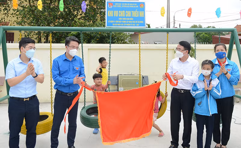 Bí thư Trung ương Đoàn Nguyễn Tường Lâm (thứ 2 từ trái sang trong ảnh) cùng đại diện các đơn vị liên quan khánh thành công trình thanh niên “Khu vui chơi cho thiếu nhi” trong khuôn khổ chương trình ra quân Ngày Chủ nhật xanh toàn quốc lần thứ I năm 2022 tại quận Đồ Sơn, thành phố Hải Phòng. 