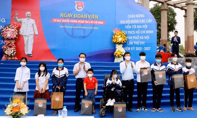 Đại diện lãnh đạo chính quyền địa phương và các đơn vị liên quan trao quà tặng học sinh có hoàn cảnh khó khăn trong khuôn khổ “Ngày đoàn viên” năm 2022.