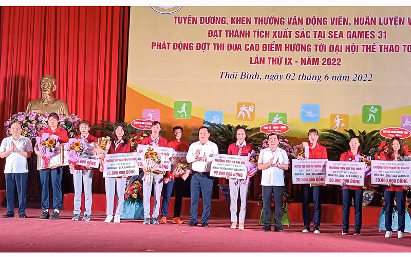 Lãnh đạo tỉnh Thái Bình tuyên dương, khen thưởng các vận động viên.