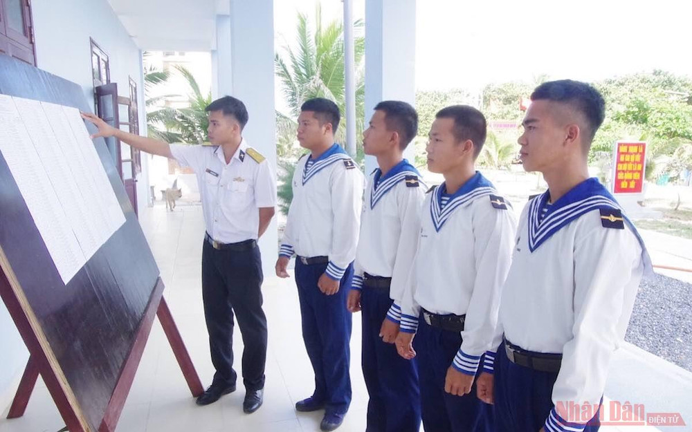 Tìm hiểu danh sách ứng cử viên trên đảo Phan Vinh. (Ảnh: Vi Long) Bầu cử ở Trường Sa -0