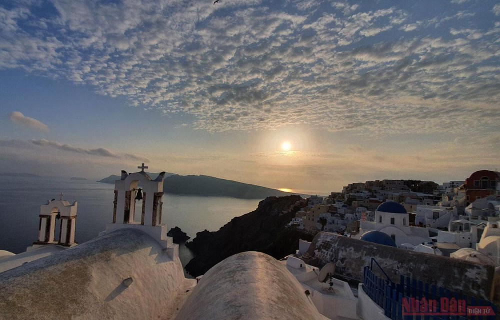 Ngắm hoàng hôn trên hòn đảo Santorini là một trải nghiệm không thể nào quên. Kỳ 1: Nơi những vị thần vẫn ngự trị trên đỉnh thiêng -1