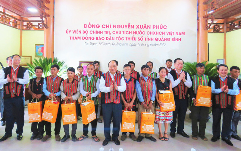 Chủ tịch nước Nguyễn Xuân Phúc tặng quà cho bà con dân tộc thiểu số tỉnh Quảng Bình. Chủ tịch nước Nguyễn Xuân Phúc dâng hương tại Đền thờ các Anh hùng liệt sĩ đường 20 Quyết thắng -0
