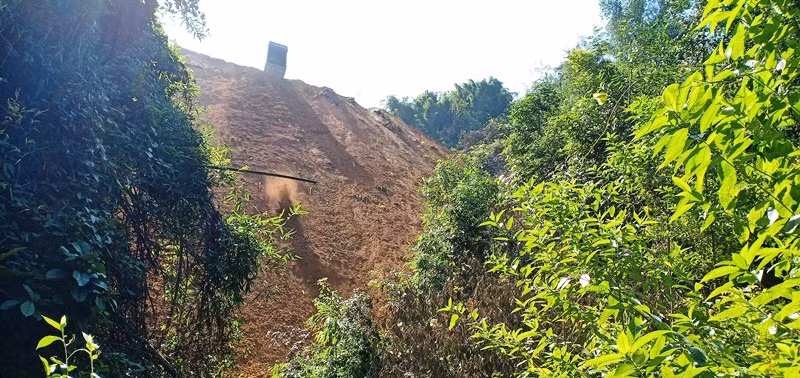 Thấp thỏm lo âu dưới chân bãi đổ đất -0