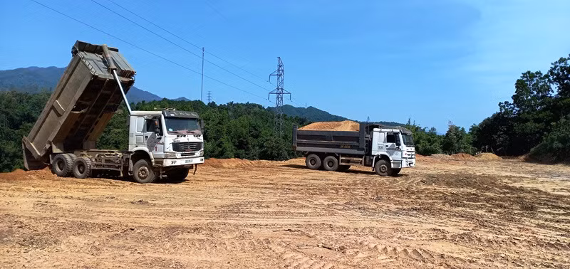 Xe ô-tô trọng tải lớn đổ đất, đá xuống lòng khe. 