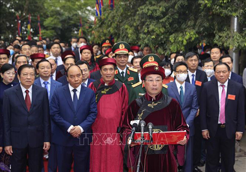 Chủ tịch nước Nguyễn Xuân Phúc cùng Lãnh đạo Đảng, Nhà nước dự lễ dâng hương tại đền Thượng trong Khu Di tích lịch sử Quốc gia đặc biệt Đền Hùng (tỉnh Phú Thọ). (Ảnh: Thống Nhất/TTXVN) Chủ tịch nước dâng hương tưởng nhớ các Vua Hùng -0