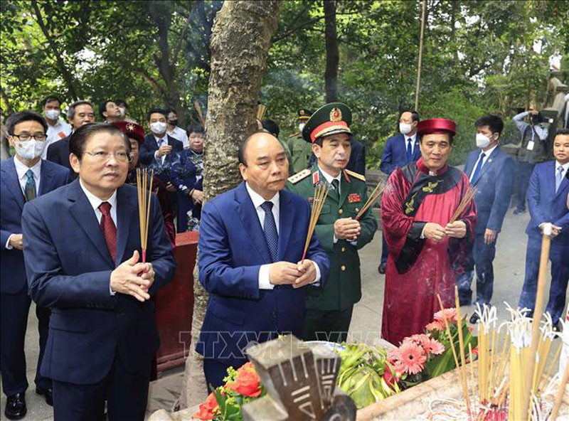 Chủ tịch nước Nguyễn Xuân Phúc cùng Lãnh đạo Đảng, Nhà nước dâng hương tại Lăng Vua Hùng. (Ảnh: Thống Nhất/TTXVN)
