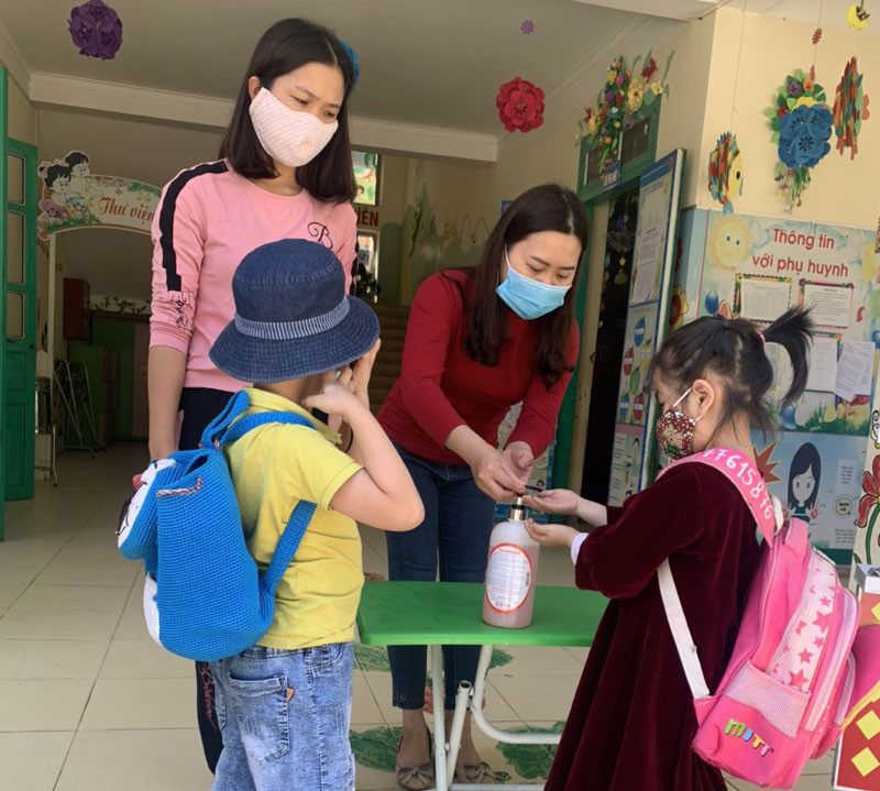 Giáo viên Trường mầm non Thanh Bình (TP Điện Biên Phủ) hướng dẫn học sinh sát khuẩn trước khi vào lớp học. Bảo đảm an toàn cho học sinh vùng cao Lào Cai đi học trở lại -0