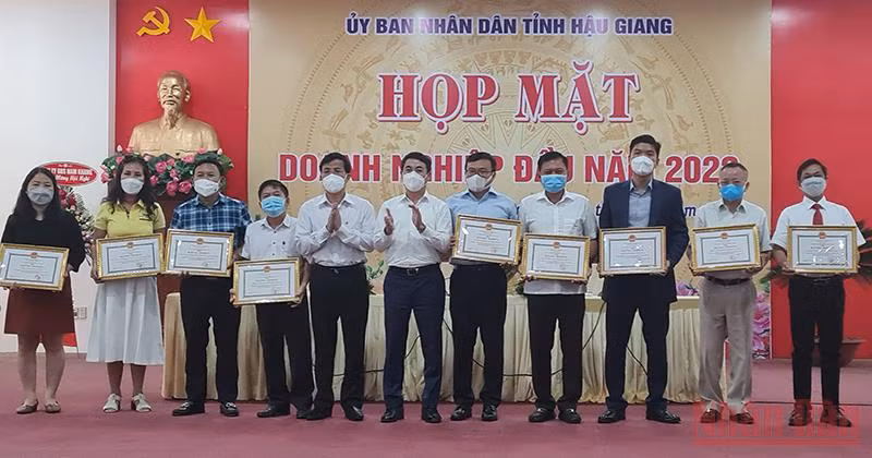 Tặng Bằng khen cho các doanh nghiệp tiêu biểu năm 2021.