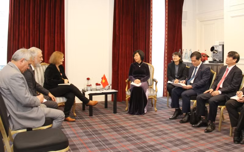 Phó Trưởng Ban Đối ngoại Trung ương Nguyễn Thị Hoàng Vân gặp Trưởng Ban Đối ngoại Đảng Cộng sản Pháp Lydia Samarbakhsh.