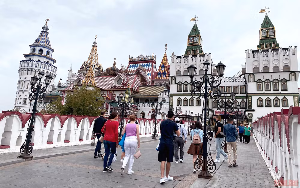 Check-in khu chợ bán đồ lưu niệm đầy màu sắc ở Moskva -0