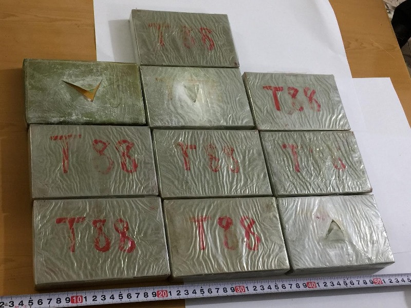 10 bánh heroin thu giữ trong chuyên án đánh sập đường dây ma túy liên tỉnh, xuyên quốc gia, bắt giữ 12 đối tượng ở Cao Bằng và Bắc Kạn. “Đánh” án ma túy ở vùng biên -0