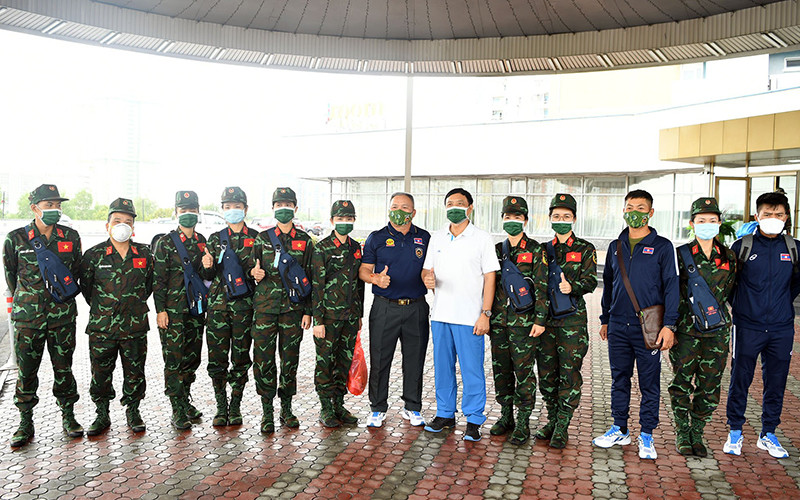 Thiếu tướng Phạm Văn Thái (áo trắng) chụp ảnh lưu niệm cùng thành viên Đoàn Quân đội nhân dân Lào và Đội tuyển Tiếp sức quân y Việt Nam. Ảnh: TRỌNG HẢI Bốn đội tuyển Quân đội nhân dân Việt Nam rời Liên bang Nga sang thi đấu tại nước thứ ba -0