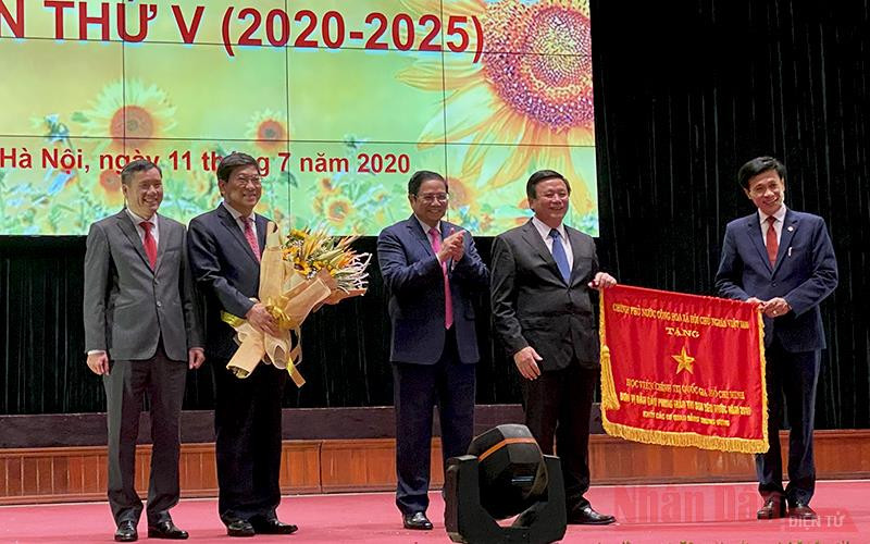 Đồng chí Phạm Minh Chính trao Cờ Thi đua của Chính phủ tặng tập thể Học viện. Hệ thống các trường chính trị phát động thi đua yêu nước giai đoạn 2020-2025 -0
