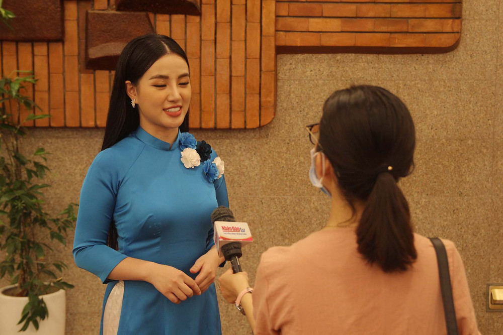Diễn viên tham gia chương trình trả lời phỏng vấn Truyền hình Nhân Dân. Đông đảo khán giả tham dự chương trình nghệ thuật “Chung một dòng sông” -1