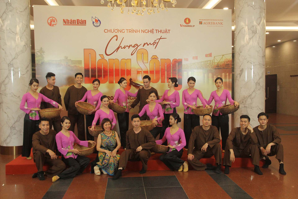 Đội văn nghệ chụp ảnh lưu niệm trước giờ lên hình. Đông đảo khán giả tham dự chương trình nghệ thuật “Chung một dòng sông” -2