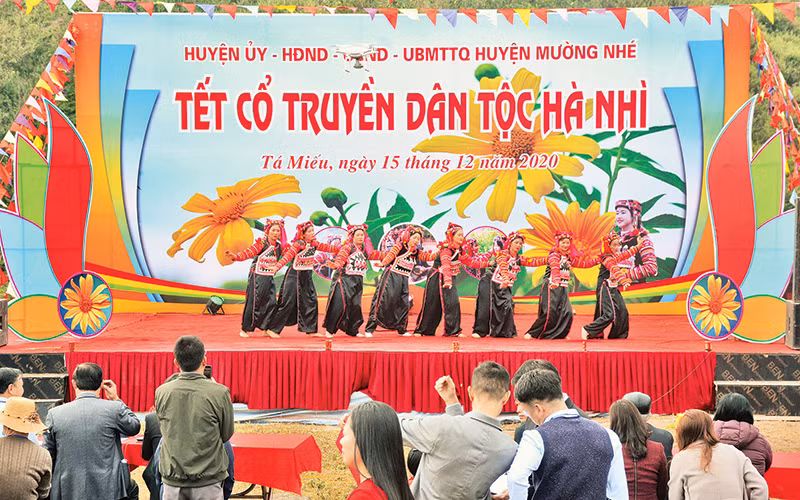 Người dân vui lễ hội Tết cổ truyền dân tộc Hà Nhì ở Mường Nhé (Điện Biên).